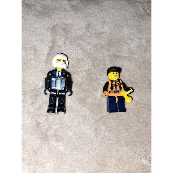 Lego Figures Motorcycle Police man and Construction worker - Picture 3 of 4